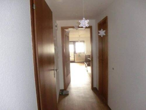 Dach Blick in Wohnz. mit Balkonausgang.jpg - 1 Zimmer Mehrfamilienhaus, Wohnhaus in Röthlein