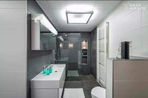 Hauptbad - 8 Zimmer Mehrfamilienhaus, Wohnhaus in Stützengrün