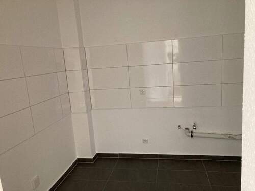 Küche mit grauen Bodenfliesen und weißen Wandfliesen - 1 Zimmer Etagenwohnung zur Miete in Friedrichsdorf