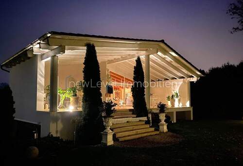 Überdachte Terrasse - 9 Zimmer Mehrfamilienhaus, Wohnhaus zum Kaufen in Maxhütte-Haidhof