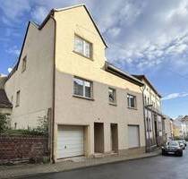 2-Familien-Wohnhaus mit kleiner Gewerbeeinheit in zentraler Lage von Eisenberg