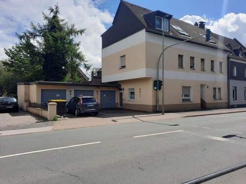Bild 1 - Duisburg Homberg Mehrfamilienhaus mit Garagen