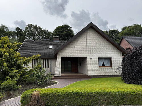 Haus von vorne Eingang - 7 Zimmer Einfamilienhaus zum Kaufen in Brunsbüttel