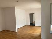 Referenzbild Wohnen mit Blick zur offenen Küche und Tür zum Flur.JPG - 2 Zimmer Etagenwohnung zur Miete in Leipzig