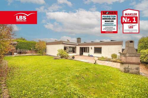 Außenansicht, Gartenseite - Winkelbungalow mit Einlieger, Doppelgarage, Photovoltaik und schönem Garten