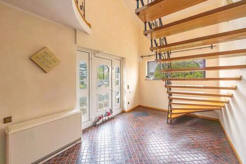 UG: Eingangsdiele, Treppenhaus - 