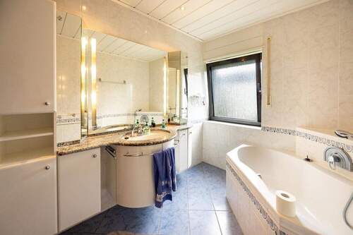 EG: Tageslichtbad mit Eckbadewanne - 