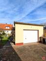 Garage mit elektrischem Sektionaltor - 