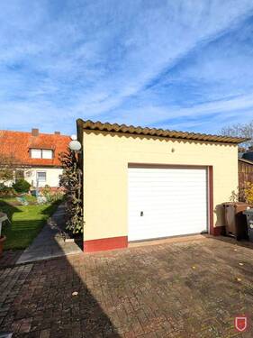 Garage mit elektrischem Sektionaltor - 