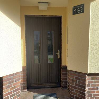 Hauseingangstür - Mehrfamilienhaus, Wohnhaus mit 402,00 m&sup2; in Weißwasser/Oberlausitz zum Kaufen