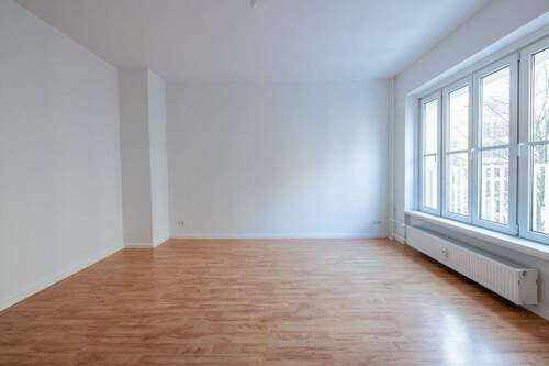 Zimmer1 - Zwischen Ruhe und Großstadt: 2-Zimmer-Wohnung mit Balkon und Tageslichtbad im bunten Friedrichshain