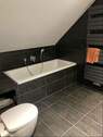 modernes Familienbad mit Wanne, Dusche, WC & Waschbecken - Dachgeschoss - 