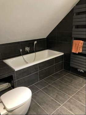 modernes Familienbad mit Wanne, Dusche, WC & Waschbecken - Dachgeschoss - 
