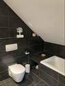 modernes Familienbad mit Wanne, Dusche, WC & Waschbecken - Dachgeschoss - 