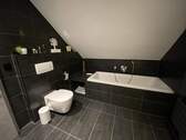 modernes Familienbad mit Wanne, Dusche, WC & Waschbecken - Dachgeschoss - 