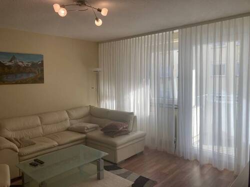 Wohnzimmer mit Balkon - 3 Zimmer Etagenwohnung zur Miete in Nürnberg