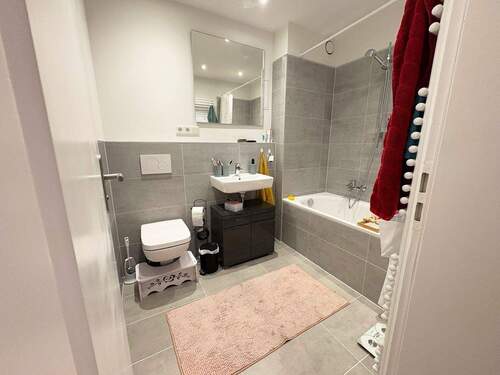 Bad mit Wanne - 4 Zimmer Etagenwohnung zur Miete in Köln