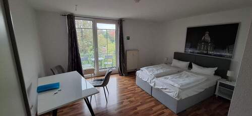Wohn-& Schlafzimmer - 1-Raum-Wohnung mit Balkon, einfache EBK, teilweise möbliert, in schöner Wohnlage