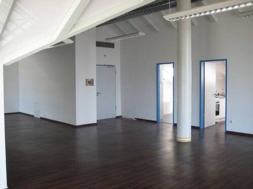 WE 4 - Eingangsbereich mit Bad und Küche - Großzügige & offene Dachgeschosswohnung -Betriebsleiterwohnung- mit Einbauküche