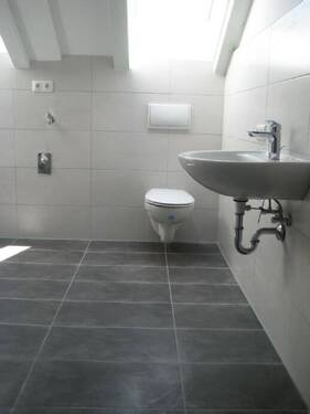 WE 4 - Badezimmer; WC und Waschbecken - 