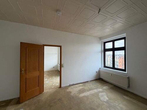 Leeres Zimmer mit Tür - 