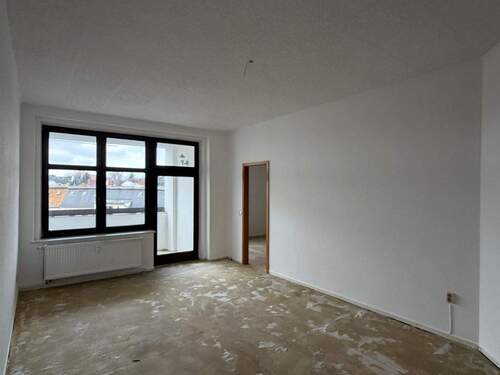 Leerer Raum mit Fenster - 2 Zimmer Etagenwohnung zur Miete in Görlitz