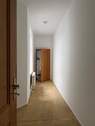 Langer Flur mit offener Tür - 
