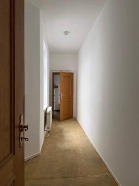 Langer Flur mit offener Tür - 