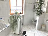 Wohnhaus - 1. OG: Bad mit Wanne, WC,... - 