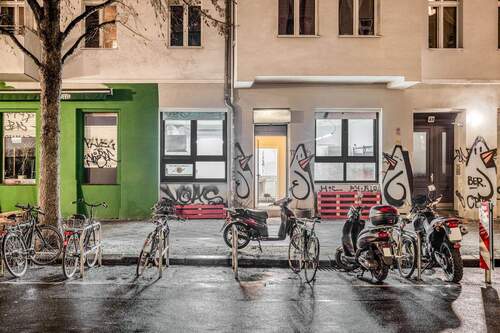 Frontalansicht Nacht - Saniert und bezugsfrei! Gastro oder Laden in TOP Lage Wrangelkiez