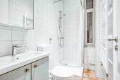Bad mit Dusche und WC - 