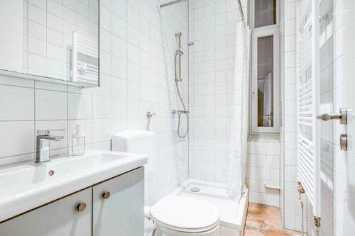 Bad mit Dusche und WC - 