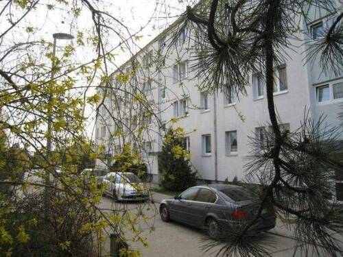 Kemberg - Mit Balkon: Günstige 3-Zimmer-Wohnung (frisch renoviert, 1. OG)