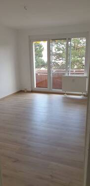 Wohnzimmer mit Balkon - 
