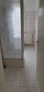 Bad mit Dusche - 