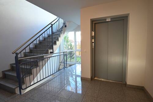 Treppenhaus_Fahrstuhl - 