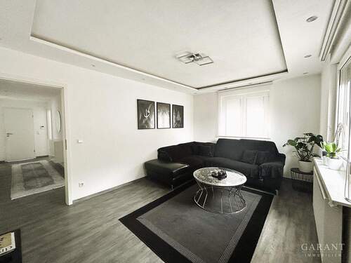 Wohnzimmer - 4 Zimmer Etagenwohnung zum Kaufen in Erdmannhausen