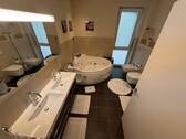 geräumiges Familienbad im OG - 
