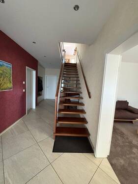 Vom Eingang in den Wohnbereich - 5 Zimmer Doppelhaushälfte in Mönchengladbach