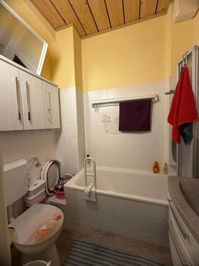 Kleines Badezimmer mit Wanne - 