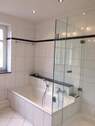 Badezimmer mit Wanne u. Dusche - 