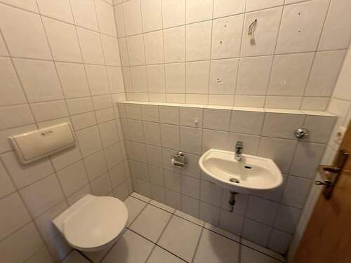 Hausansicht mit Stellplätzen - 