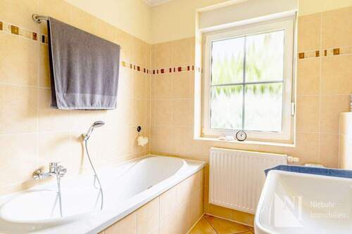 Tageslicht-Vollbad mit Dusche - 