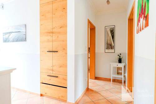 Maßangefertigter Garderobenschrank - 