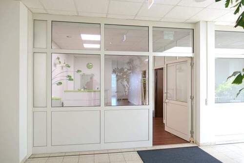 Eingang - N-Wetzendorf: Bürofläche mit ca. 182 m² - 6-9 Räume - 1.OG - in kleinem Einkaufszentrum