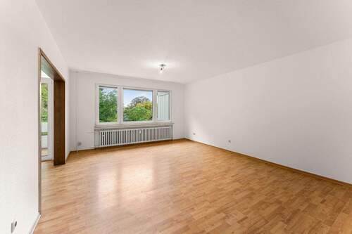 Wohnzimmer - 5 Zimmer Etagenwohnung zum Kaufen in Emden