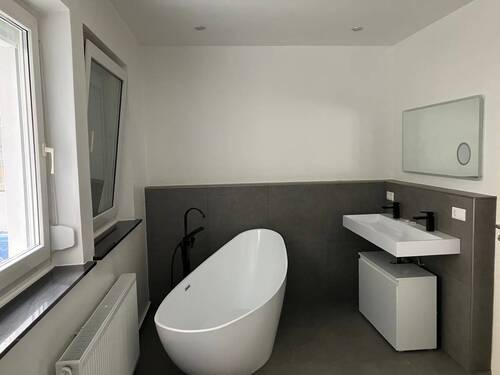 ...freistehender Wanne und Fenster - 