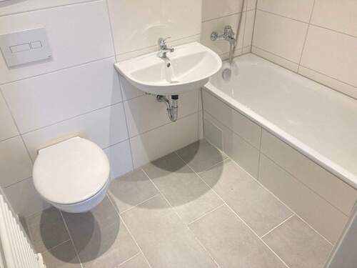 Wohnbeispiel - Badezimmer - Etagenwohnung mit 70,20 m&sup2; in Magdeburg zur Miete