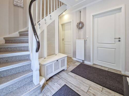 Diele im Erdgeschoss - 5 Zimmer Einfamilienhaus zum Kaufen in Itzehoe