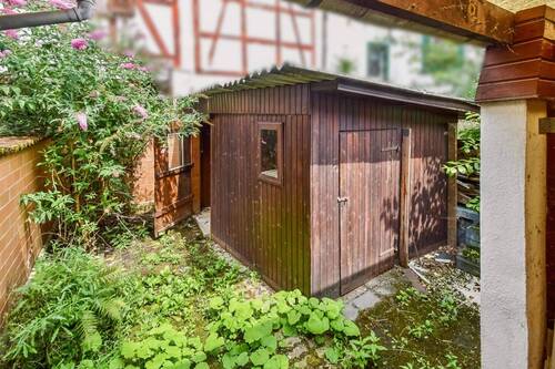 Innenhof mit Gartenhütte - 